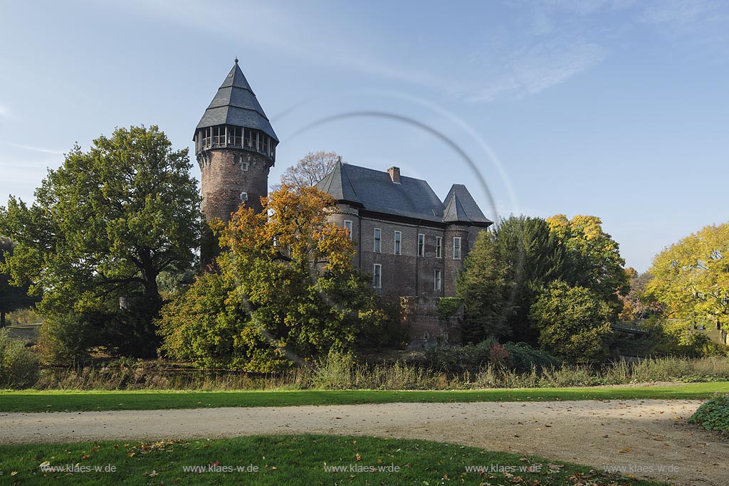 Krefeld-Linn, Wasserburg Burg Linn in der Herbstsonne; Krefeld-Linn, moated castle Burg Linn in autumn sun.