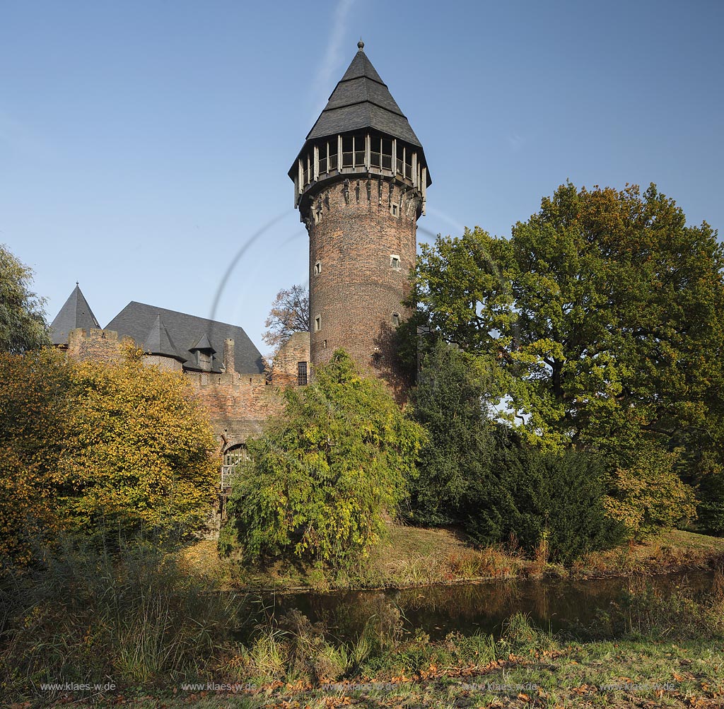 Krefeld-Linn, Wasserburg Burg Linn in der Herbstsonne; Krefeld-Linn, moated castle Burg Linn in autumn sun.