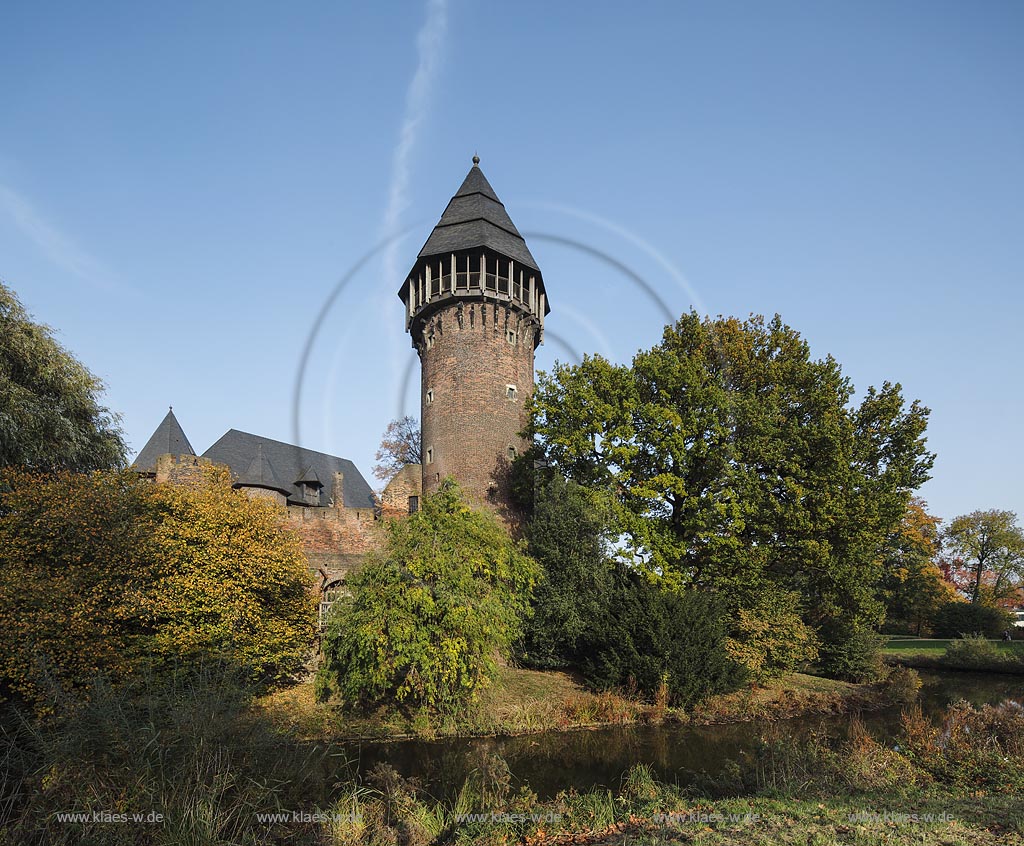 Krefeld-Linn, Wasserburg Burg Linn in der Herbstsonne; Krefeld-Linn, moated castle Burg Linn in autumn sun.