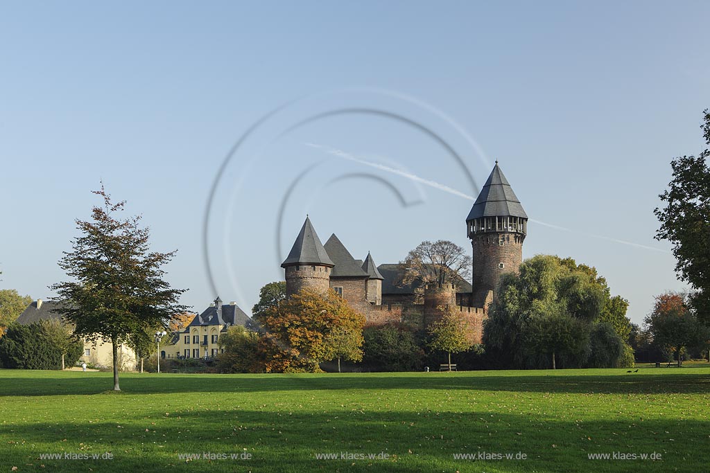 Krefeld-Linn, Wasserburg Burg Linn in der Herbstsonne; Krefeld-Linn, moated castle Burg Linn in autumn sun.