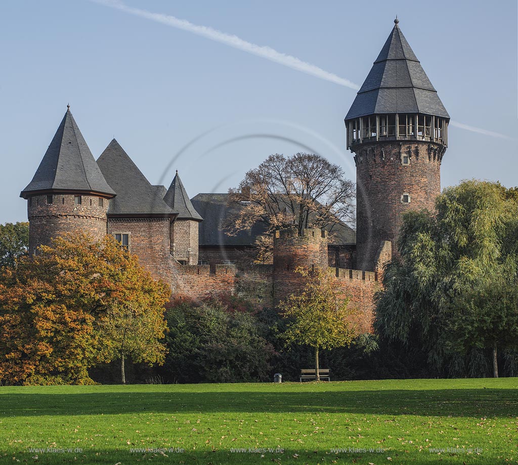 Krefeld-Linn, Wasserburg Burg Linn in der Herbstsonne; Krefeld-Linn, moated castle Burg Linn in autumn sun.