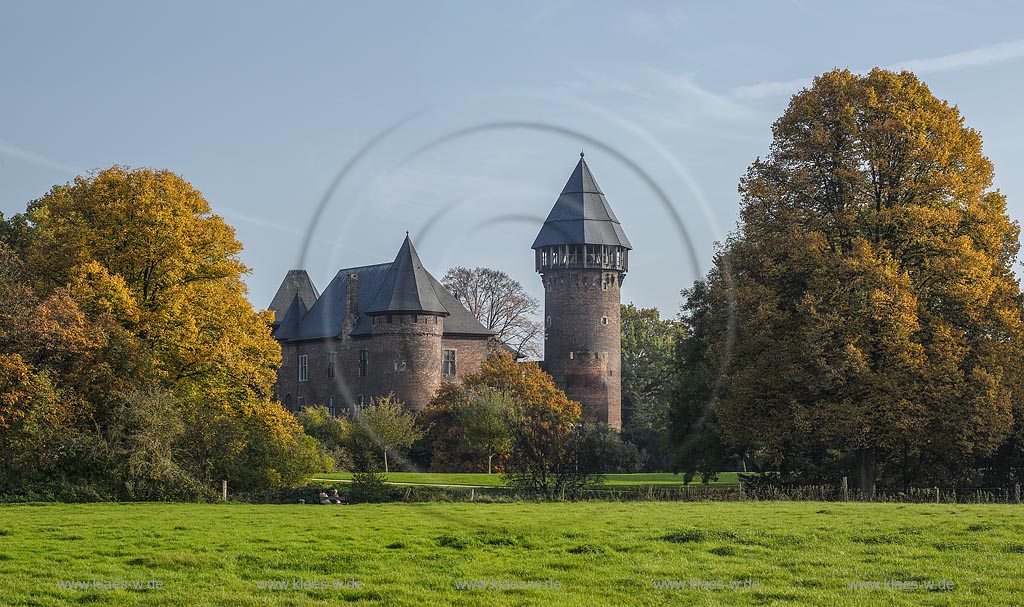 Krefeld-Linn, Wasserburg Burg Linn in der Herbstsonne; Krefeld-Linn, moated castle Burg Linn in autumn sun.