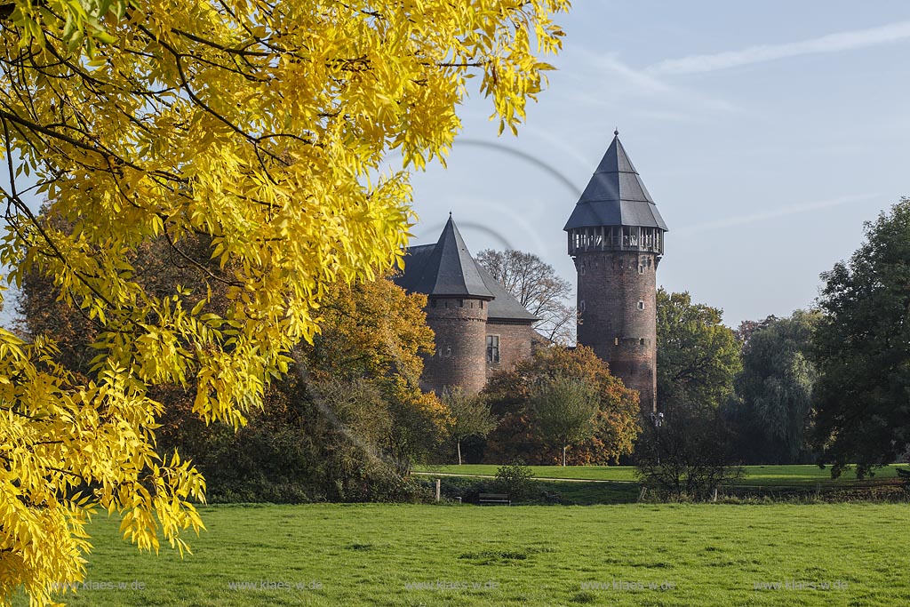 Krefeld-Linn, Wasserburg Burg Linn in der Herbstsonne; Krefeld-Linn, moated castle Burg Linn in autumn sun.