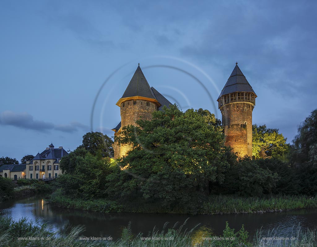 Krefeld-Linn, Wasserburg Burg Linn zur blauen Stunde; Krefeld-Linn, moated castle Burg Linn at blue hour.