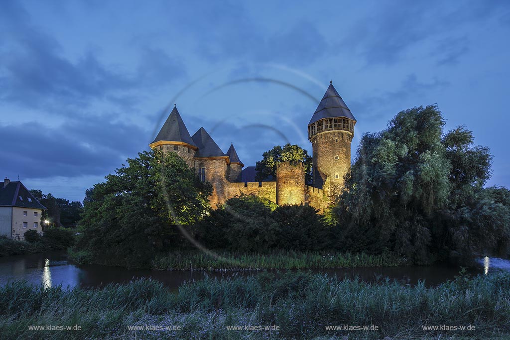 Krefeld-Linn, Wasserburg Burg Linn zur blauen Stunde; Krefeld-Linn, moated castle Burg Linn at blue hour.