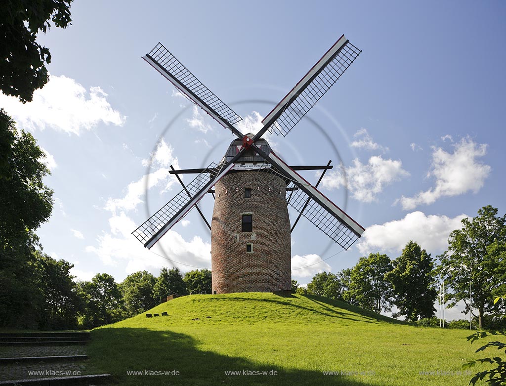 Krefeld Oppum, Geismuehle, auch Geistmuehle oder Gelsmuehle genannt, sie ist eine der aeltesten erhaltenen Windmuehlen in der Region Niederrhein; Krefeld Oppum, mill Geismuehle, as known as Geistmuehle or Gelsmuehle.