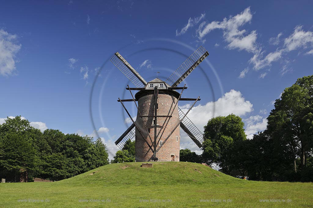 Krefeld Oppum, Geismuehle, auch Geistmuehle oder Gelsmuehle genannt, sie ist eine der aeltesten erhaltenen Windmuehlen in der Region Niederrhein; Krefeld Oppum, mill Geismuehle, as known as Geistmuehle or Gelsmuehle.