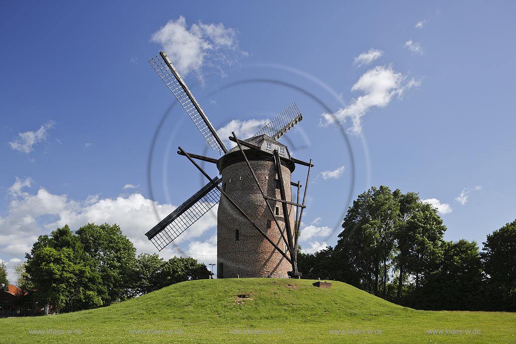 Krefeld Oppum, Geismuehle, auch Geistmuehle oder Gelsmuehle genannt, sie ist eine der aeltesten erhaltenen Windmuehlen in der Region Niederrhein; Krefeld Oppum, mill Geismuehle, as known as Geistmuehle or Gelsmuehle.