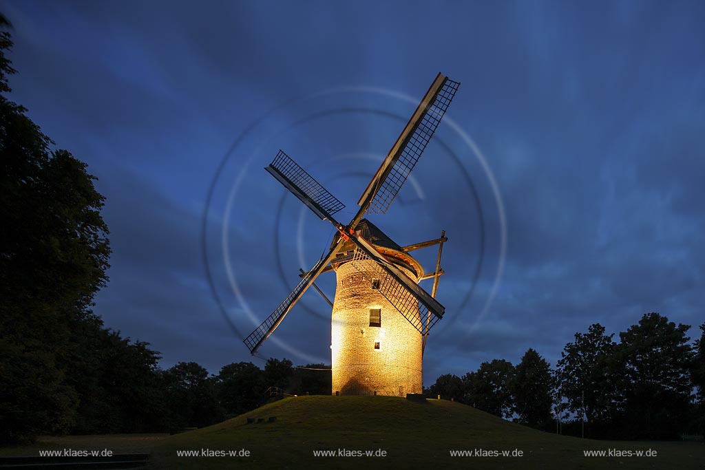 Krefeld Oppum, Geismuehle, auch Geistmuehle oder Gelsmuehle genannt, zur blauen Stunde; Krefeld Oppum, mill Geismuehle at blue hour, as known as mill Geistmuehle or Gelsmuehle.