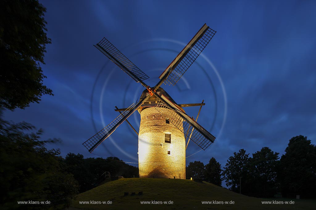 Krefeld Oppum, Geismuehle, auch Geistmuehle oder Gelsmuehle genannt, zur blauen Stunde; Krefeld Oppum, mill Geismuehle at blue hour, as known as mill Geistmuehle or Gelsmuehle.