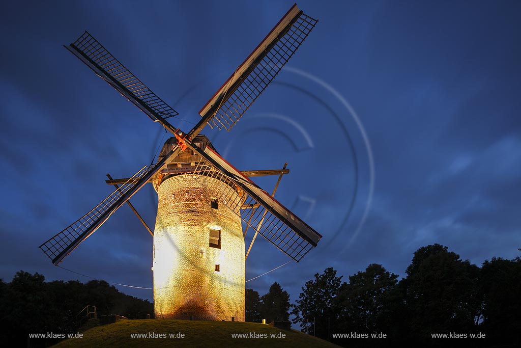 Krefeld Oppum, Geismuehle, auch Geistmuehle oder Gelsmuehle genannt, zur blauen Stunde; Krefeld Oppum, mill Geismuehle at blue hour, as known as mill Geistmuehle or Gelsmuehle.