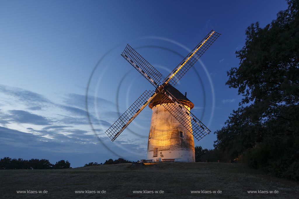 Krefeld-Traar, Egelsbergmuehle, Turmwindmuehle hollaendischer Bauart, illuminiert zur blauen Stunde; Krefeld-Traar, windmill dutch building technique, illuminated while blue hour.