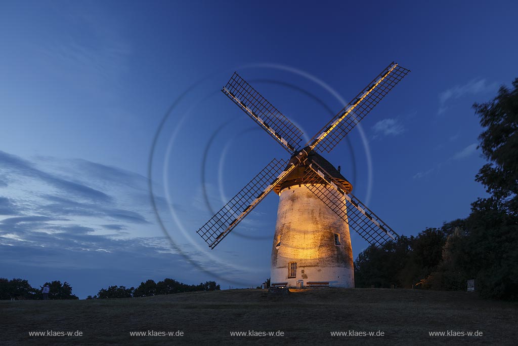 Krefeld-Traar, Egelsbergmuehle, Turmwindmuehle hollaendischer Bauart, illuminiert zur blauen Stunde; Krefeld-Traar, windmill dutch building technique, illuminated while blue hour.