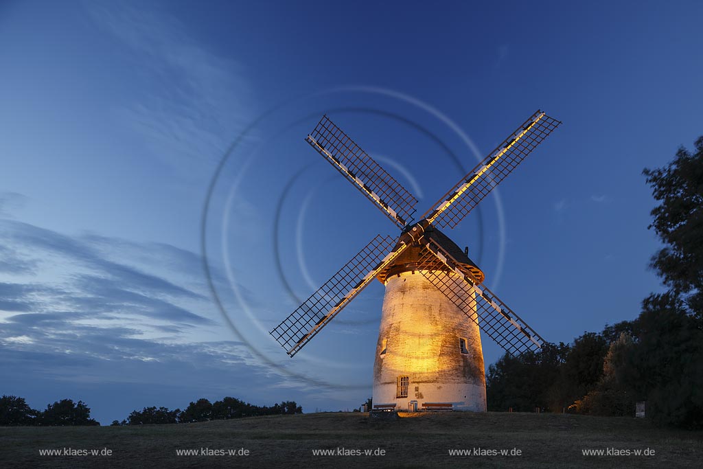 Krefeld-Traar, Egelsbergmuehle, Turmwindmuehle hollaendischer Bauart, illuminiert zur blauen Stunde; Krefeld-Traar, windmill dutch building technique, illuminated while blue hour.