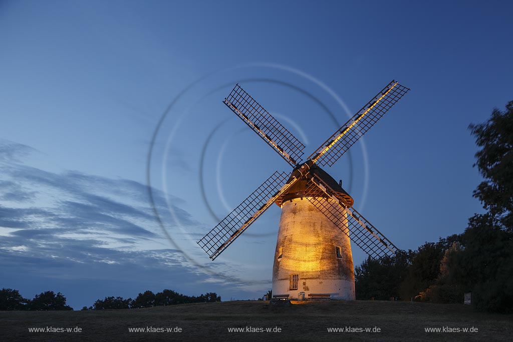 Krefeld-Traar, Egelsbergmuehle, Turmwindmuehle hollaendischer Bauart, illuminiert zur blauen Stunde; Krefeld-Traar, windmill dutch building technique, illuminated while blue hour.