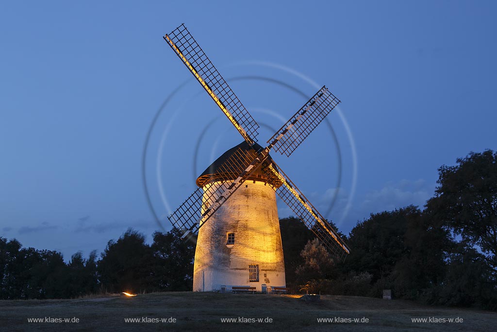 Krefeld-Traar, Egelsbergmuehle, Turmwindmuehle hollaendischer Bauart, illuminiert zur blauen Stunde; Krefeld-Traar, windmill dutch building technique, illuminated while blue hour.