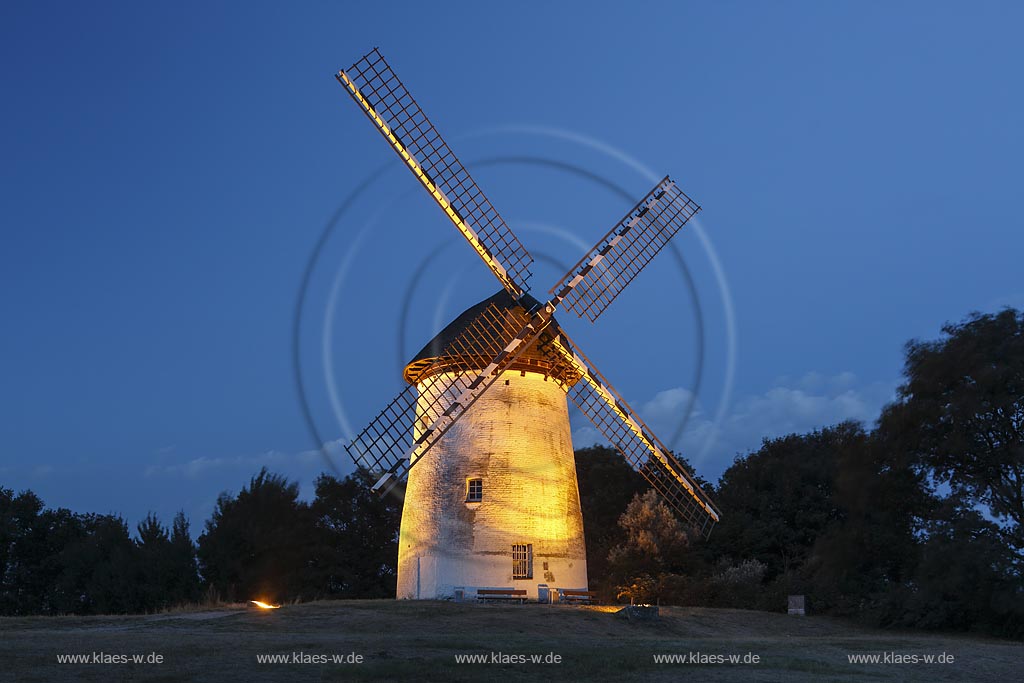 Krefeld-Traar, Egelsbergmuehle, Turmwindmuehle hollaendischer Bauart, illuminiert zur blauen Stunde; Krefeld-Traar, windmill dutch building technique, illuminated while blue hour.