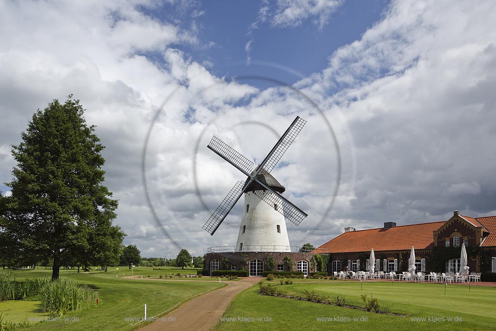 Krefeld Traar, Blick auf Elfrather Muehle, die die groesste im Krefelder Stadtgebiet ist; Krefeld Traar, view to the mill Elfrather Muehle.