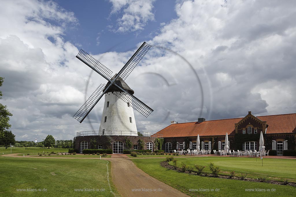 Krefeld Traar, Blick auf Elfrather Muehle, die die groesste im Krefelder Stadtgebiet ist; Krefeld Traar, view to the mill Elfrather Muehle.