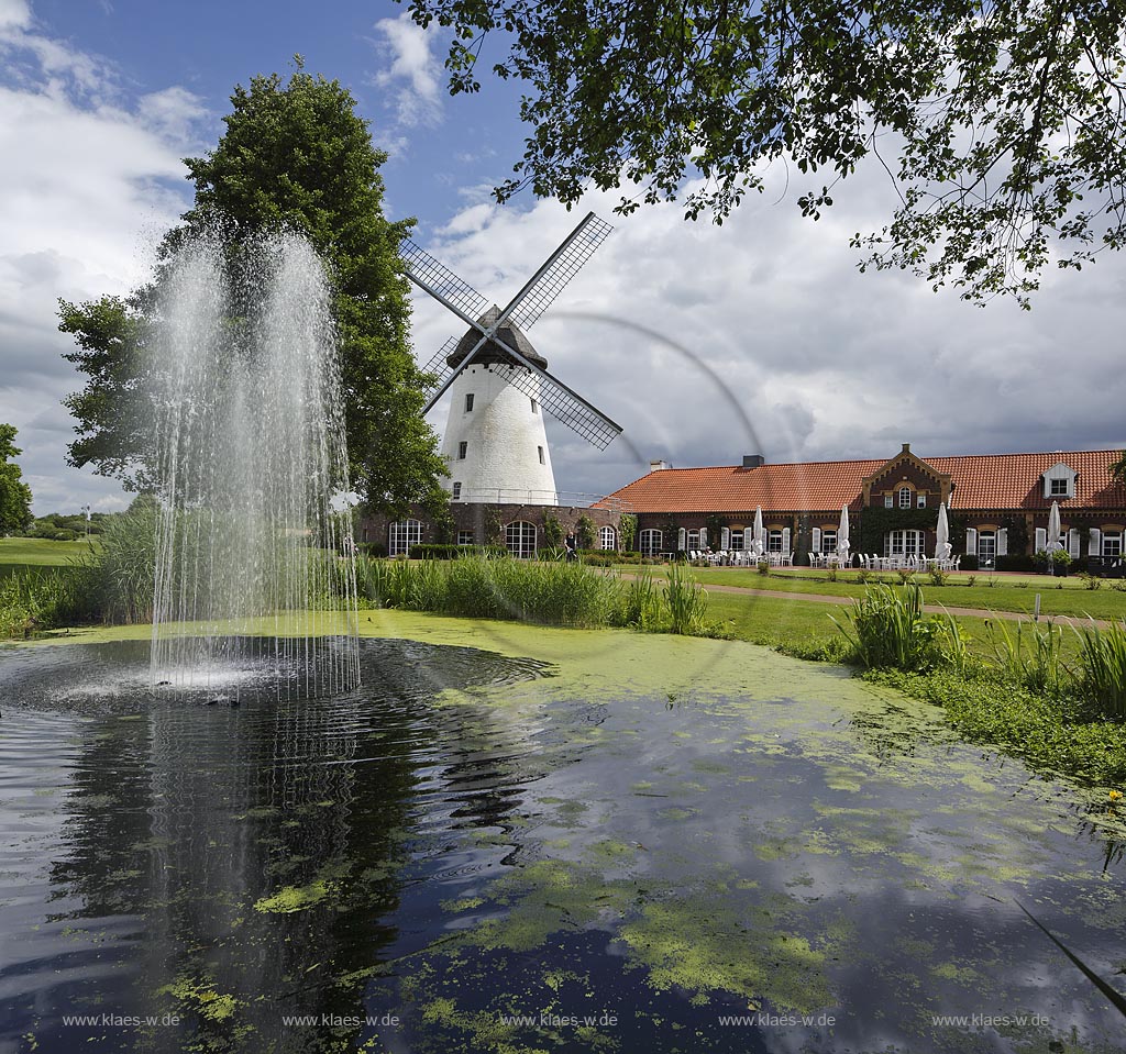 Krefeld Traar, Blick auf Elfrather Muehle, die die groesste im Krefelder Stadtgebiet ist; Krefeld Traar, view to the mill Elfrather Muehle.