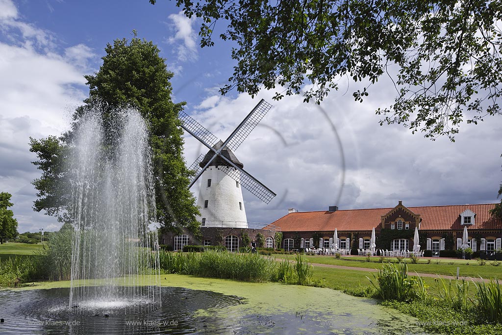 Krefeld Traar, Blick auf Elfrather Muehle, die die groesste im Krefelder Stadtgebiet ist; Krefeld Traar, view to the mill Elfrather Muehle.