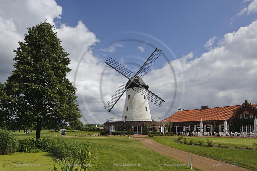 Krefeld Traar, Blick auf Elfrather Muehle, die die groesste im Krefelder Stadtgebiet ist; Krefeld Traar, view to the mill Elfrather Muehle.