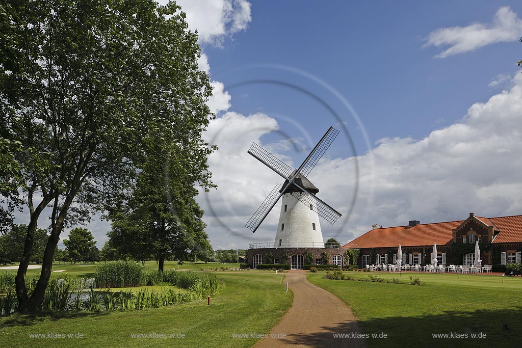 Krefeld Traar, Blick auf Elfrather Muehle, die die groesste im Krefelder Stadtgebiet ist; Krefeld Traar, view to the mill Elfrather Muehle.