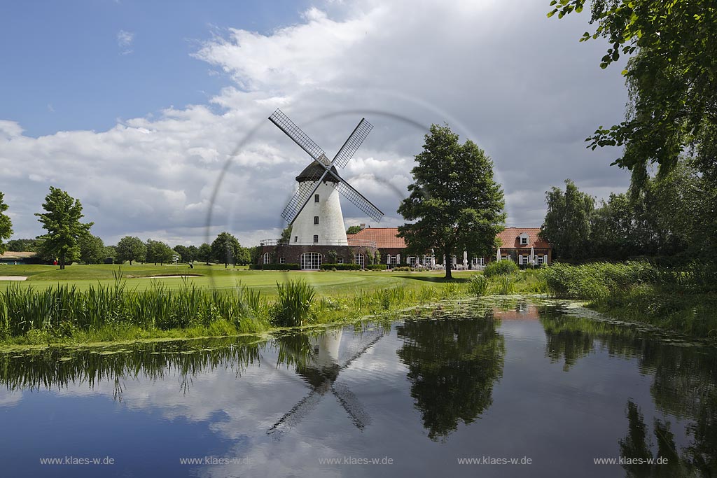 Krefeld Traar, Blick auf Elfrather Muehle, die die groesste im Krefelder Stadtgebiet ist; Krefeld Traar, view to the mill Elfrather Muehle.