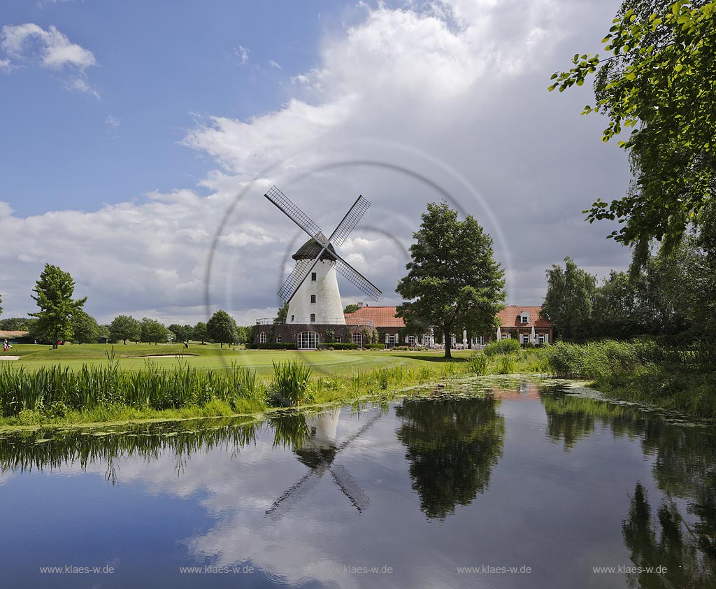 Krefeld Traar, Blick auf Elfrather Muehle, die die groesste im Krefelder Stadtgebiet ist; Krefeld Traar, view to the mill Elfrather Muehle.