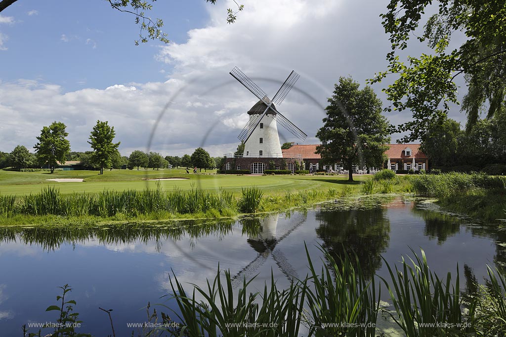 Krefeld Traar, Blick auf Elfrather Muehle, die die groesste im Krefelder Stadtgebiet ist; Krefeld Traar, view to the mill Elfrather Muehle.