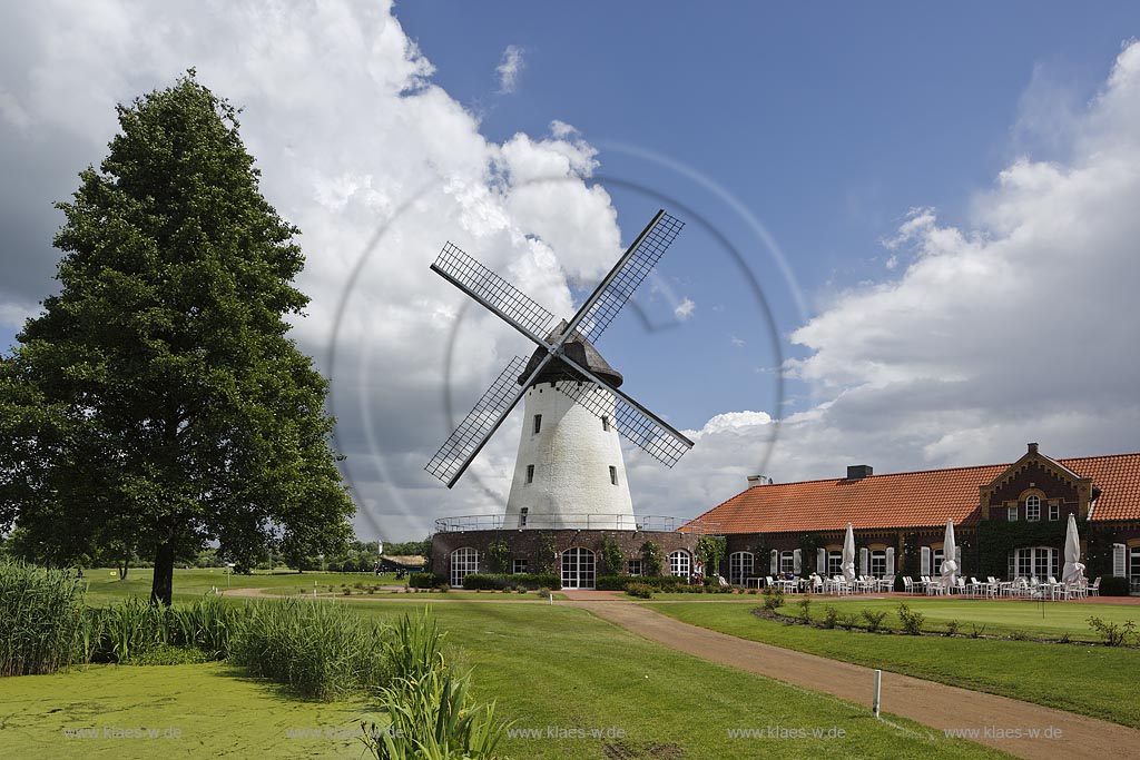 Krefeld Traar, Blick auf Elfrather Muehle, die die groesste im Krefelder Stadtgebiet ist; Krefeld Traar, view to the mill Elfrather Muehle.