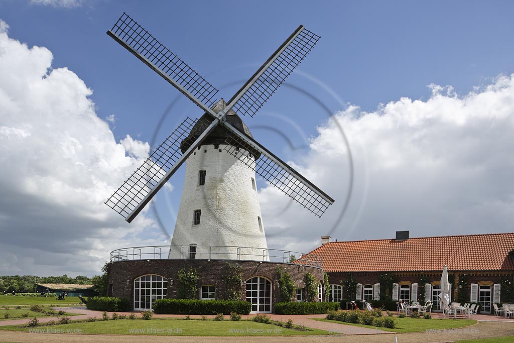 Krefeld Traar, Blick auf Elfrather Muehle, die die groesste im Krefelder Stadtgebiet ist; Krefeld Traar, view to the mill Elfrather Muehle.