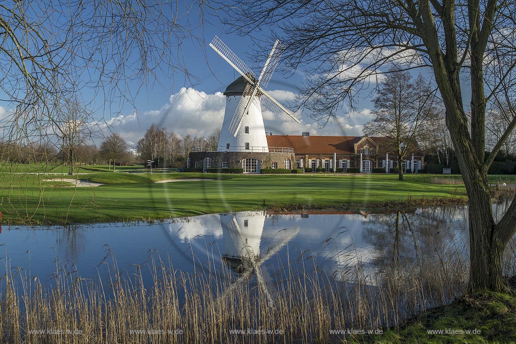 Krefeld-Traar, Elfrather Muehle, die groesste Windmuehle im Krefelder Stadtgebiet; Krefeld Traar, windmill Elfrather Muehle. Veroeffentlichung nur mit folgendem Zusatz "Clubhaus des Golf und Country Club e.V. Elfrather Muehle"