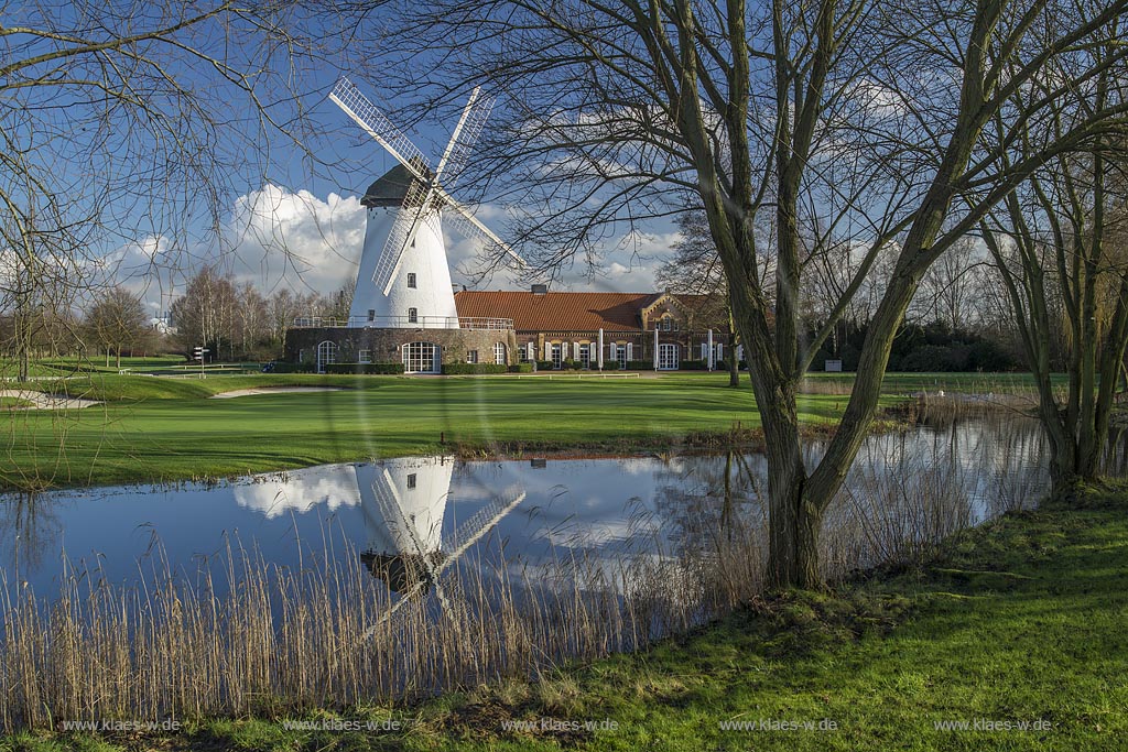 Krefeld-Traar, Elfrather Muehle, die groesste Windmuehle im Krefelder Stadtgebiet; Krefeld Traar, windmill Elfrather Muehle. Veroeffentlichung nur mit folgendem Zusatz "Clubhaus des Golf und Country Club e.V. Elfrather Muehle"