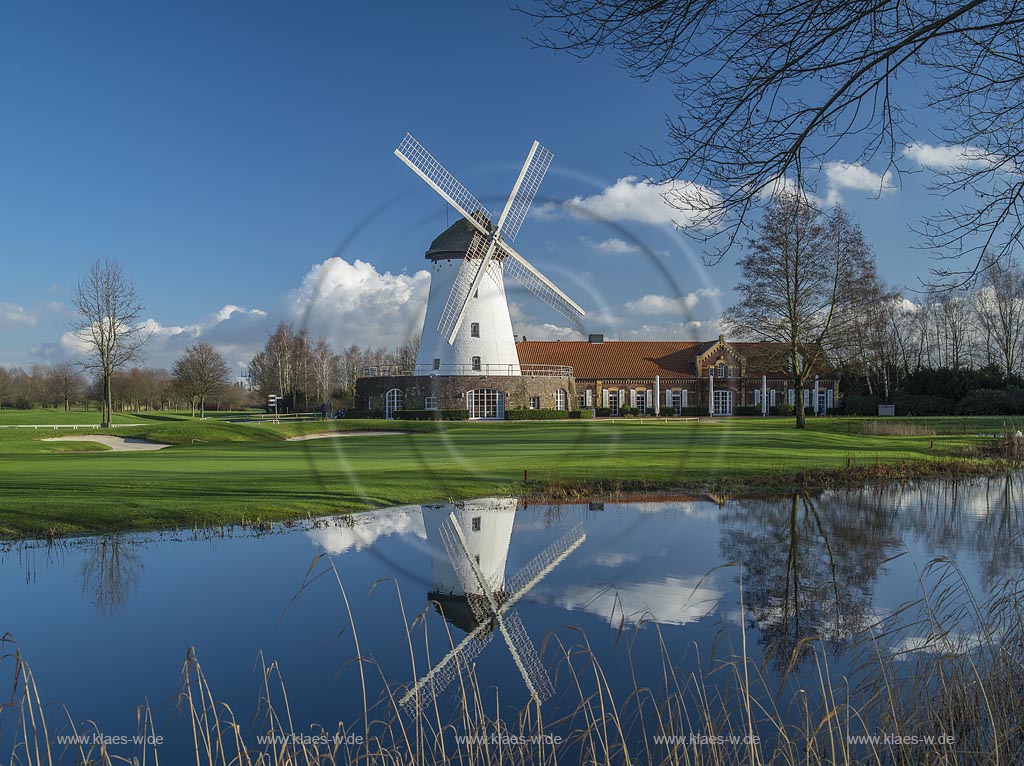 Krefeld-Traar, Elfrather Muehle, die groesste Windmuehle im Krefelder Stadtgebiet; Krefeld Traar, windmill Elfrather Muehle. Veroeffentlichung nur mit folgendem Zusatz "Clubhaus des Golf und Country Club e.V. Elfrather Muehle"