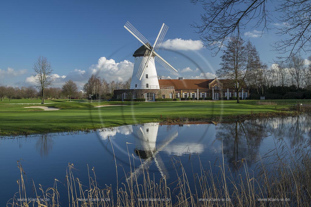 Krefeld-Traar, Elfrather Muehle, die groesste Windmuehle im Krefelder Stadtgebiet; Krefeld Traar, windmill Elfrather Muehle. Veroeffentlichung nur mit folgendem Zusatz "Clubhaus des Golf und Country Club e.V. Elfrather Muehle"