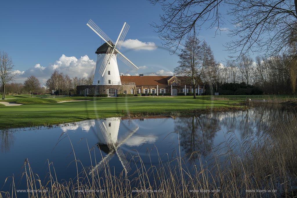 Krefeld-Traar, Elfrather Muehle, die groesste Windmuehle im Krefelder Stadtgebiet; Krefeld Traar, windmill Elfrather Muehle. Veroeffentlichung nur mit folgendem Zusatz "Clubhaus des Golf und Country Club e.V. Elfrather Muehle"