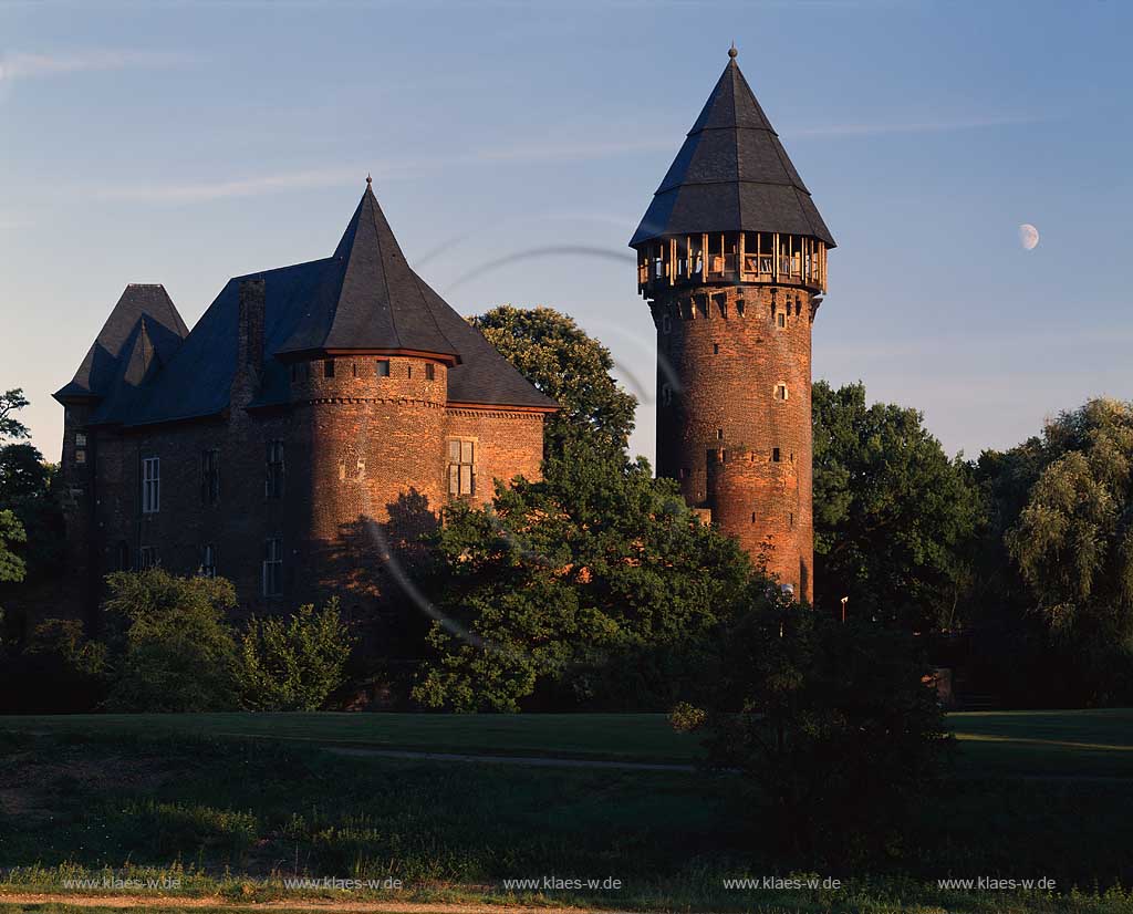 Linn, Krefeld, Landschaftsverband Rheinland, Regierungsbezirk Dsseldorf, Niederrhein, Blick auf Burg, Wasserburg Linn im Abendlicht mit Mond