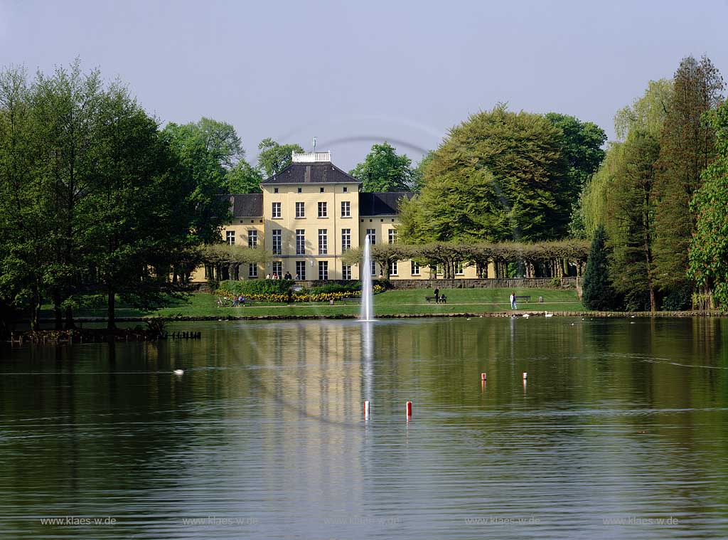 Krefeld, Landschaftsverband Rheinland, Regierungsbezirk Dsseldorf, Niederrhein, Blick auf Haus Schoenwasser, Schnwasser im Sommer mit Parkteich