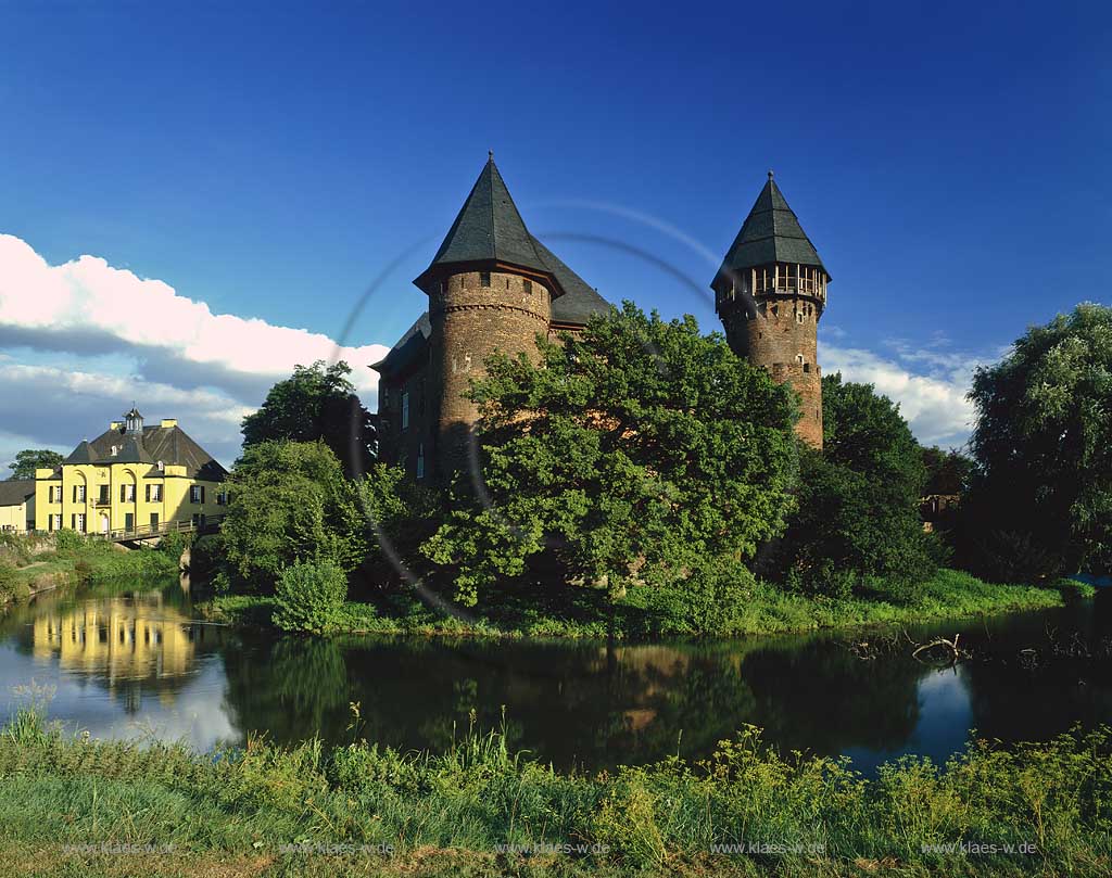 Linn, Krefeld, Landschaftsverband Rheinland, Regierungsbezirk Dsseldorf, Niederrhein, Blick auf Burg, Wasserburg Linn mit Wassergraben und Spiegelbild von Jagtschloss in Sommerlandschaft