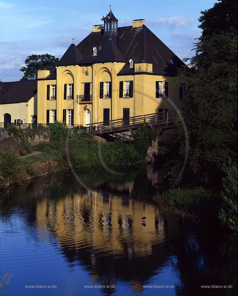 Linn, Krefeld, Landschaftsverband Rheinland, Regierungsbezirk Dsseldorf, Niederrhein, Blick auf Jagtschloss bei Burg Linn mit Wasserspiegelung