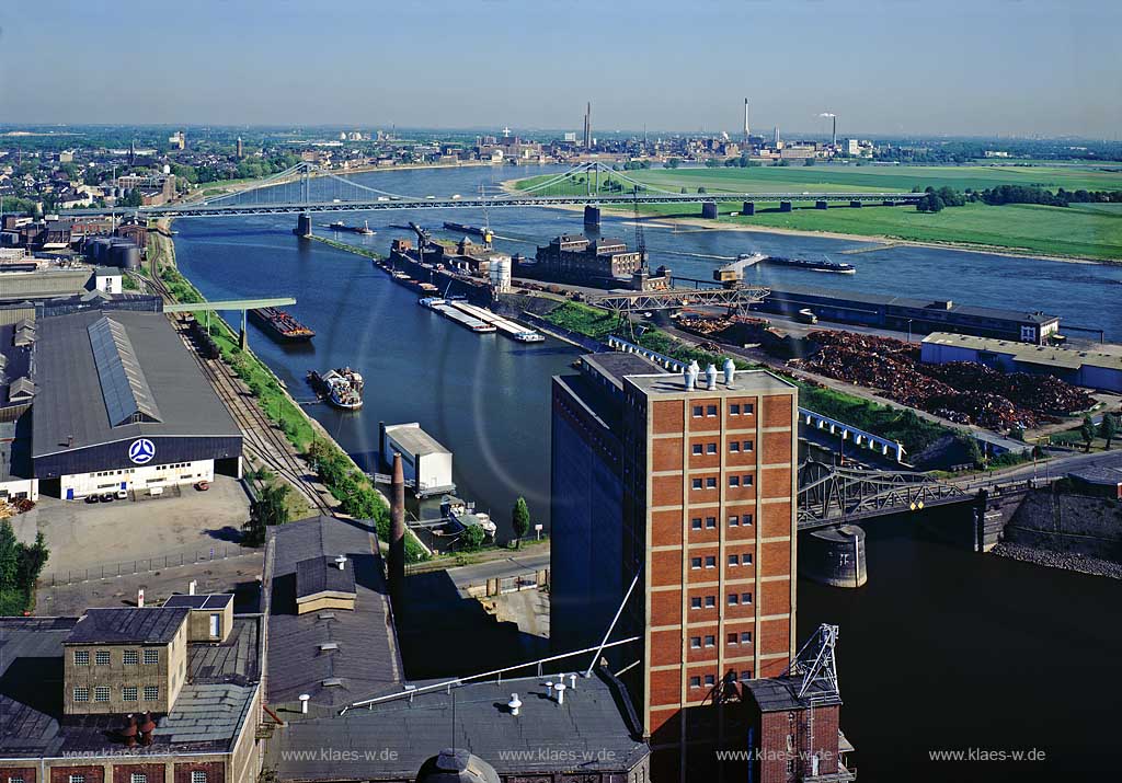 Uerdingen, Krefeld, Landschaftsverband Rheinland, Regierungsbezirk Dsseldorf, Niederrhein, Blick ber, ueber Rheinbogen auf Hafen, Landschaft und Stadt