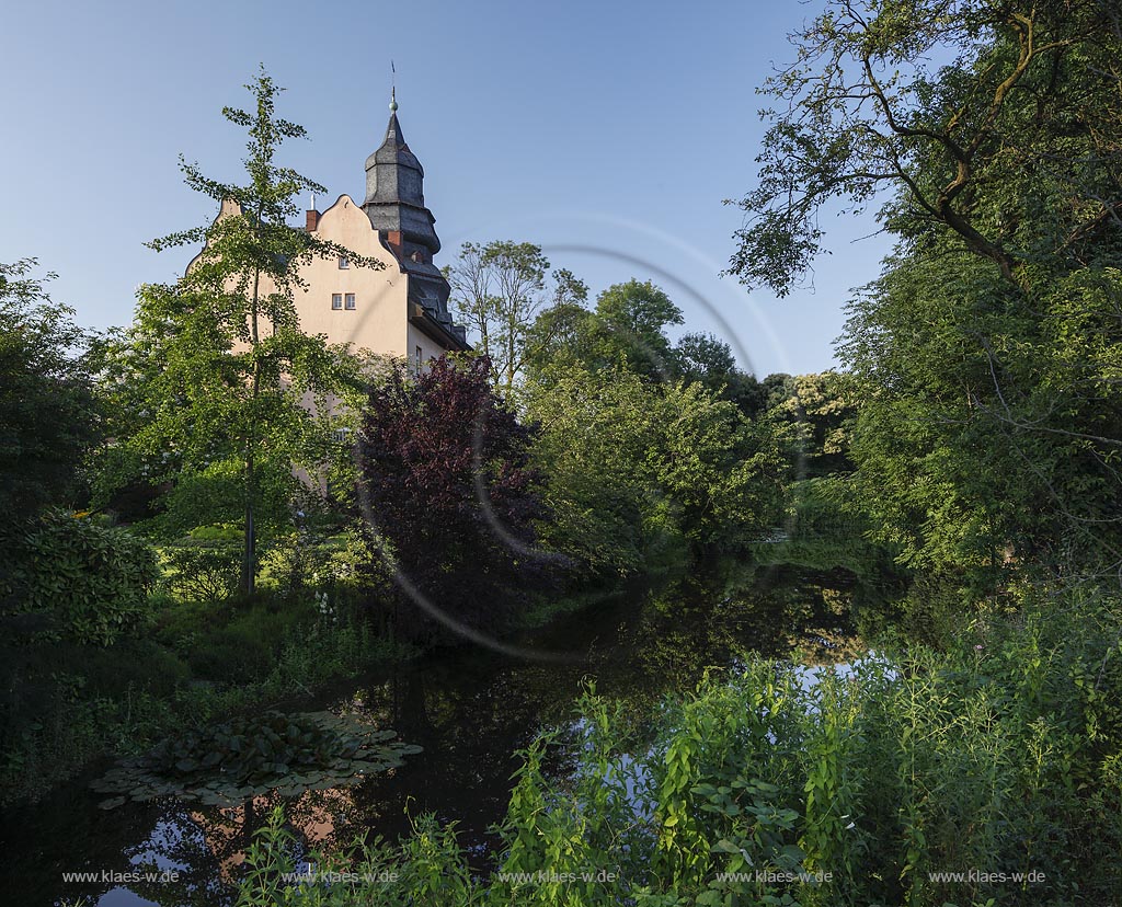 Meerbusch Niederdonk, Blick zum Dyckhof, auch Gut, Haus, Schloss oder Burg Dyckhof genannt, ist ein von einem Wassergraben umgebener Gutshof in Niederdonk; Meerbusch Niederdonk, view to the Dyckhof.