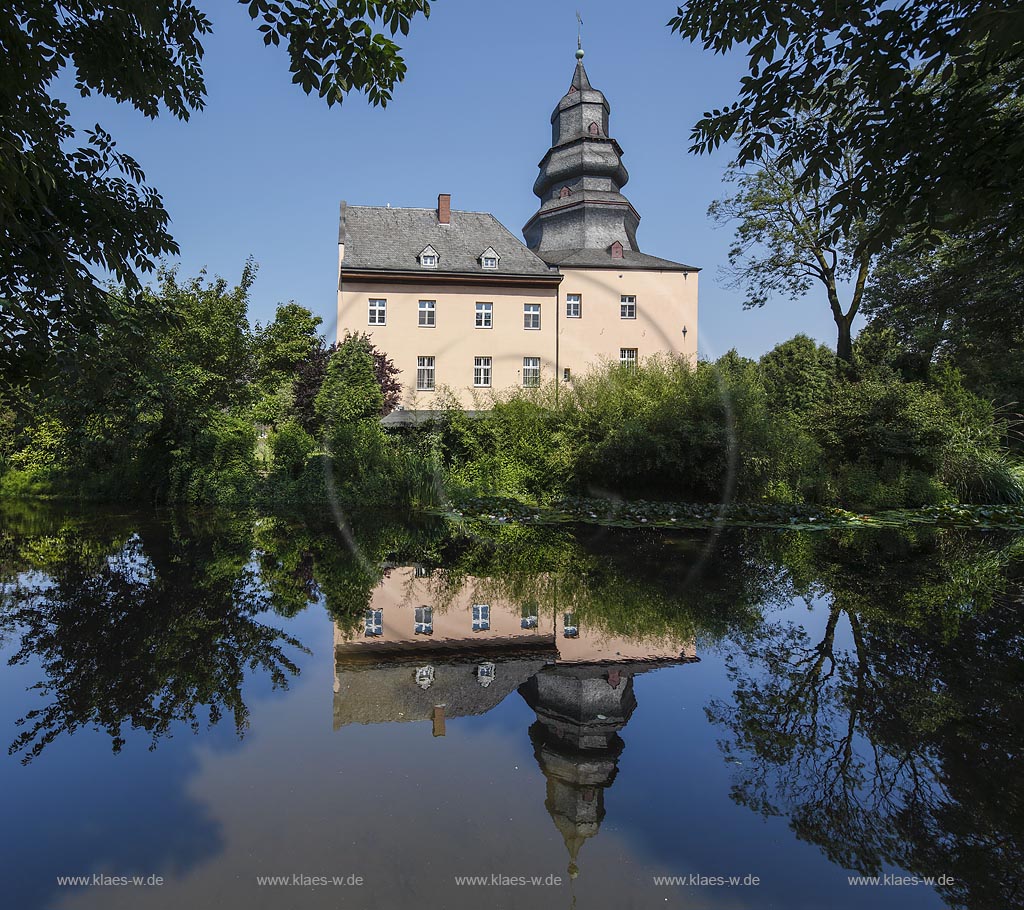 Meerbusch Buederich, Niederdonk, Dyckhof, auch Gut, Haus, Schloss oder Burg Dyckhof genannt, auffallend ist die aufwaendige Dachhaube des Turms, die in ihrer Art einzigartig im Rheinland ist;Meerbusch Buederich, Niederdonk, Dyckhof, as known as Gut, Haus, Schloss or castle Dyckhof.