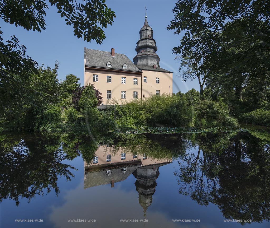 Meerbusch Buederich, Niederdonk, Dyckhof, auch Gut, Haus, Schloss oder Burg Dyckhof genannt, auffallend ist die aufwaendige Dachhaube des Turms, die in ihrer Art einzigartig im Rheinland ist;Meerbusch Buederich, Niederdonk, Dyckhof, as known as Gut, Haus, Schloss or castle Dyckhof.