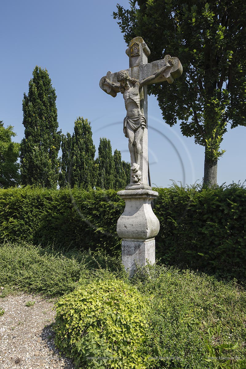 Meerbusch Buederich, Niederdonk, barockes Steinkreuz auf dem Vorplatz der Gnadenkapelle Maria in der Not; Niederdonk, baroque cross of stone at the fore court of the chapel Gnadenkapelle Maria in der Not.