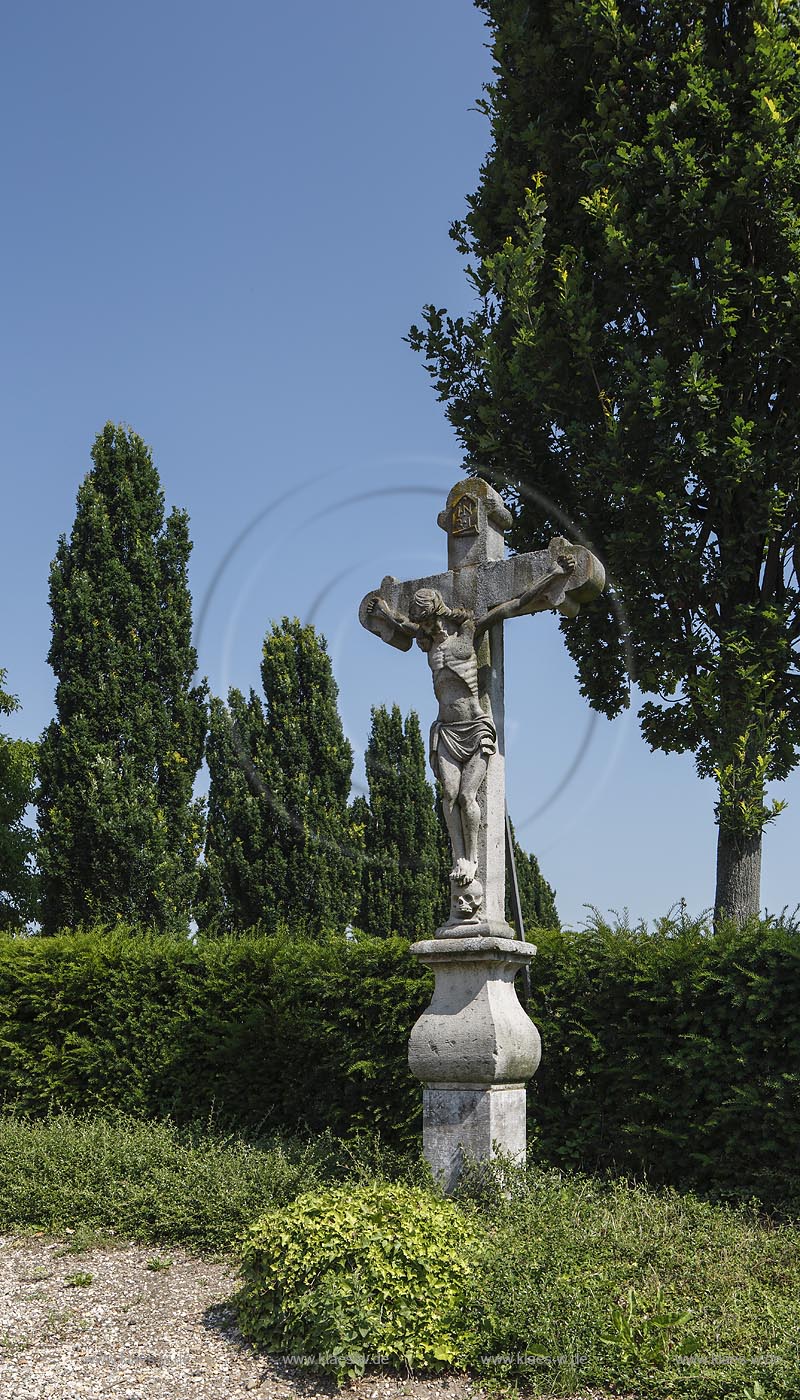 Meerbusch Buederich, Niederdonk, barockes Steinkreuz auf dem Vorplatz der Gnadenkapelle Maria in der Not; Niederdonk, baroque cross of stone at the fore court of the chapel Gnadenkapelle Maria in der Not.