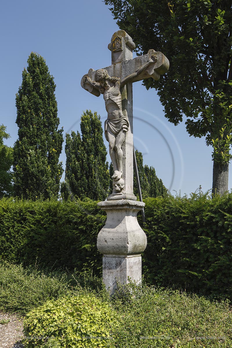 Meerbusch Buederich, Niederdonk, barockes Steinkreuz auf dem Vorplatz der Gnadenkapelle Maria in der Not; Niederdonk, baroque cross of stone at the fore court of the chapel Gnadenkapelle Maria in der Not.