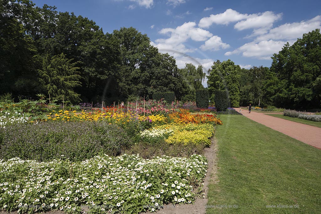 Moenchengladbach, Bunter Garten, botaniscer Garten im Stadtzentrum, bluehende Beete; Moenchengladbach, botanical garden in town center with blooming bed.