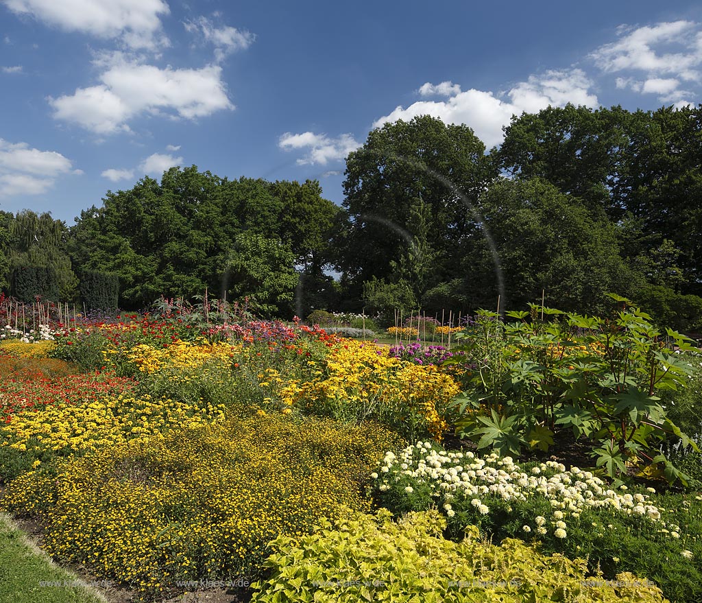 Moenchengladbach, Bunter Garten, botaniscer Garten im Stadtzentrum, bluehende Beete; Moenchengladbach, botanical garden in town center with blooming bed.